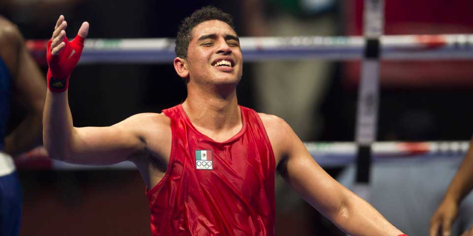 Boxeador mexicano Raúl Curiel se despide de Río antes de su debut