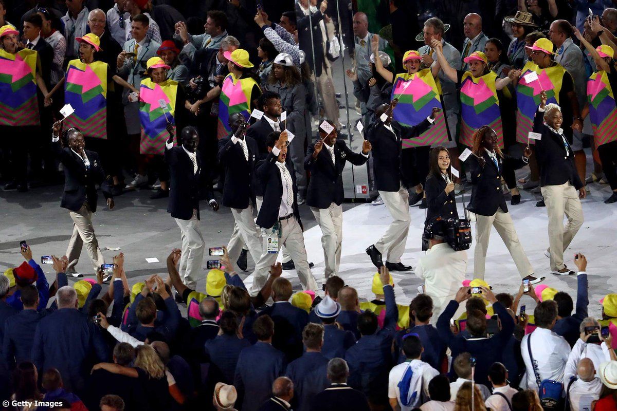 Ovacionan a atletas refugiados en desfile inaugural