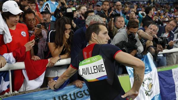 Francés pierde y compara a público brasileño con los nazis - Renaud-Lavillenie-equipo-garrocha-AFP_CLAIMA20160816_0083_28