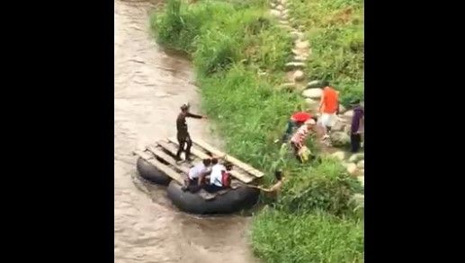 Video: cruzan la frontera ilegalmente ante la vista de autoridades