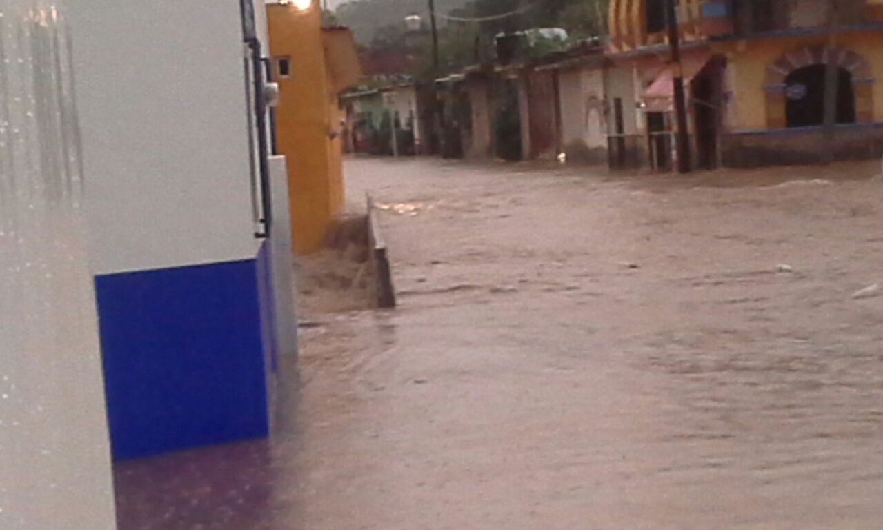 Se desborda Río Huitzuco e inunda varias casas