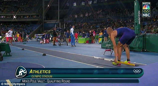 Video: saltador de pértiga detiene su carrera por el himno de Estados Unidos - Sam-Kendricks-2