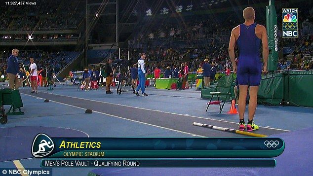 Video: saltador de pértiga detiene su carrera por el himno de Estados Unidos - Sam-Kendricks-3