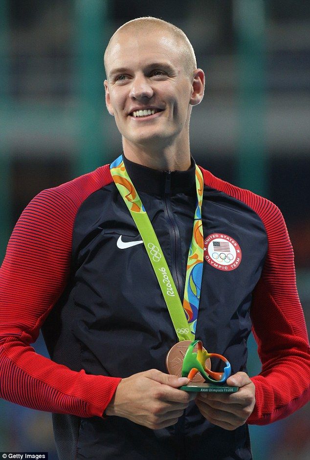 Video: saltador de pértiga detiene su carrera por el himno de Estados Unidos - Sam-Kendricks-4