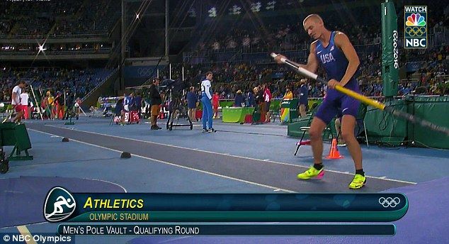 Video: saltador de pértiga detiene su carrera por el himno de Estados Unidos