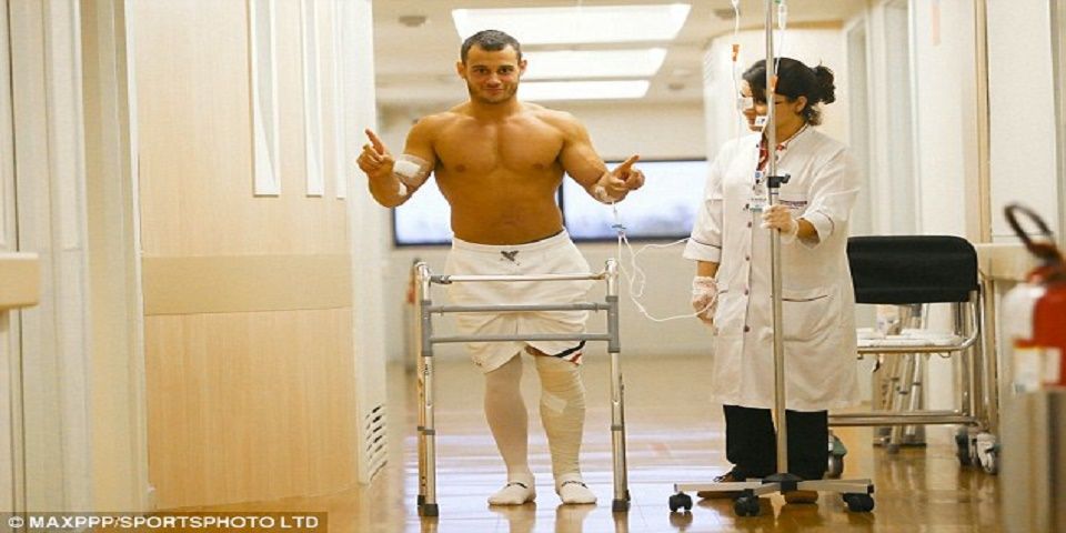 Gimnasta que se fracturó la pierna camina de nuevo tras operación