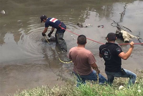Joven se ahoga tras intentar sacar balón de una presa