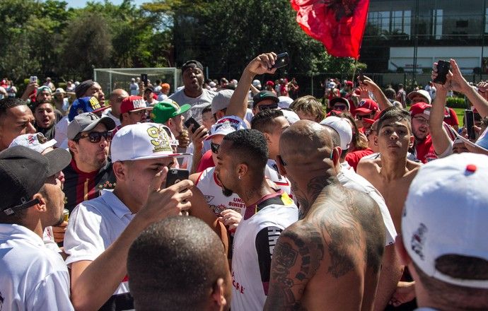 Video: invaden aficionados entrenamiento del Sao Paulo y agreden a jugadores