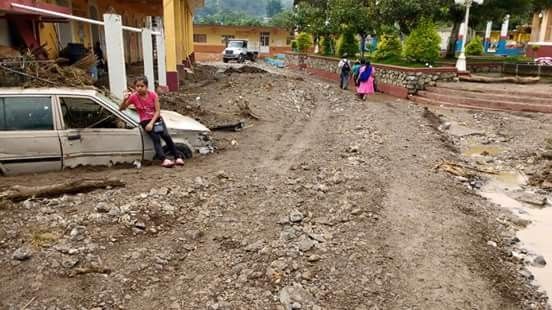 Deslave ocasionado por Earl sepulta a familia en Puebla