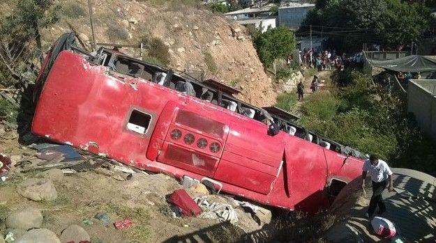 Cae autobús en Baja California, hay 4 muertos y 40 heridos