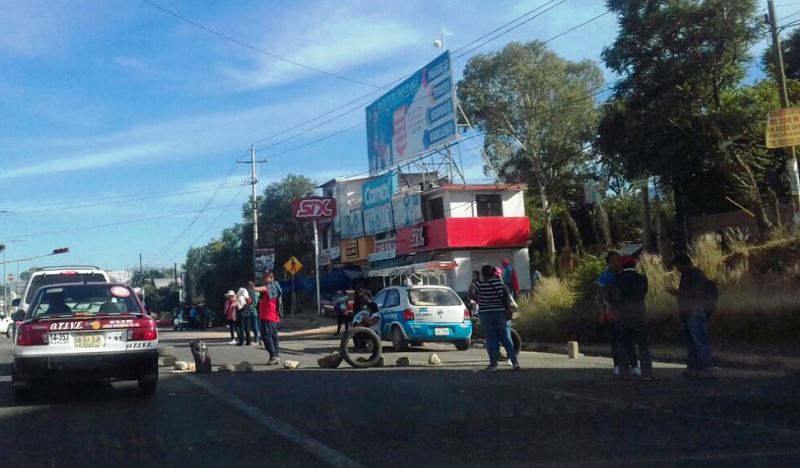 Sección 22 retiene camiones en crucero de Hacienda Blanca
