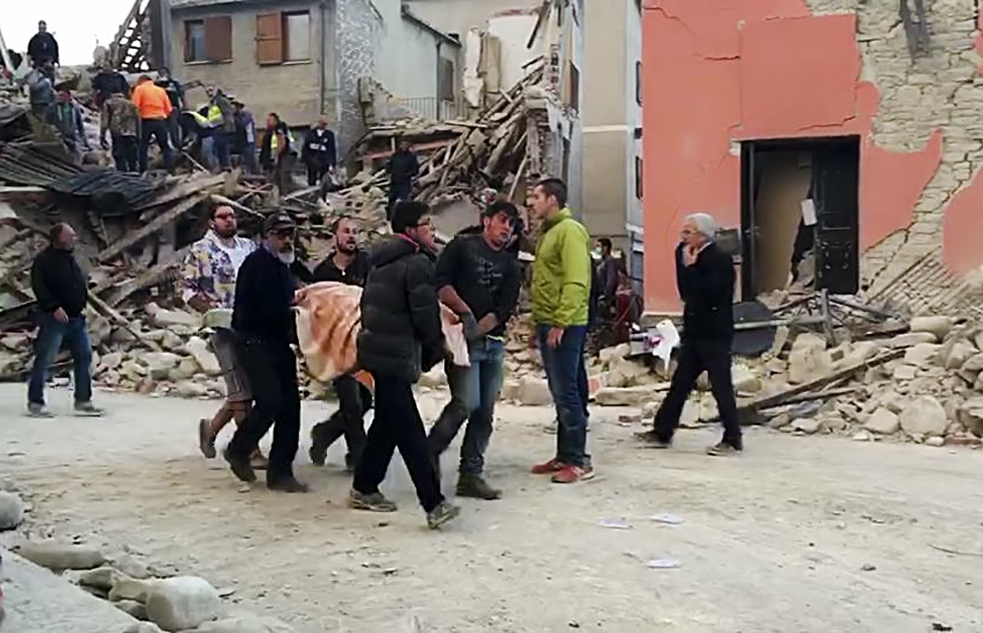 Sube a 250 número de muertos por terremoto en Italia - Terremoto-Italia-6