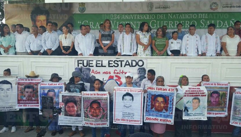 Padres de normalistas marchan en Tixtla previo a evento oficial