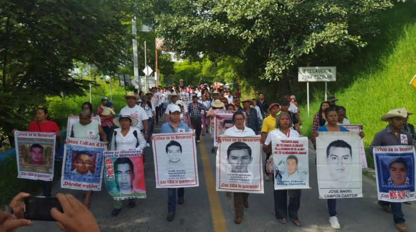 Padres de normalistas marchan en Tixtla previo a evento oficial - Tixtla-marcha-ayotzinapa-andresreportero
