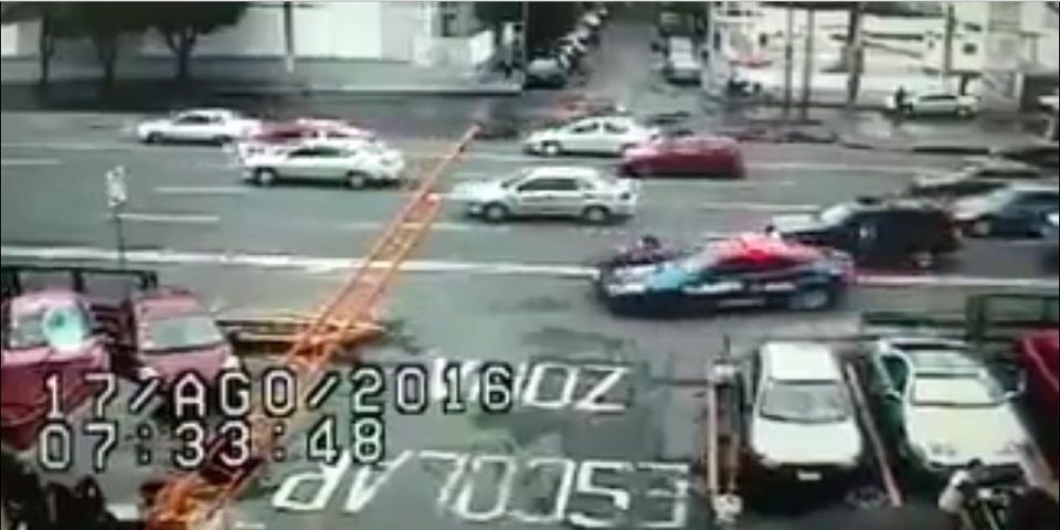 Video: patrulla atropella a mujeres en Tlatelolco