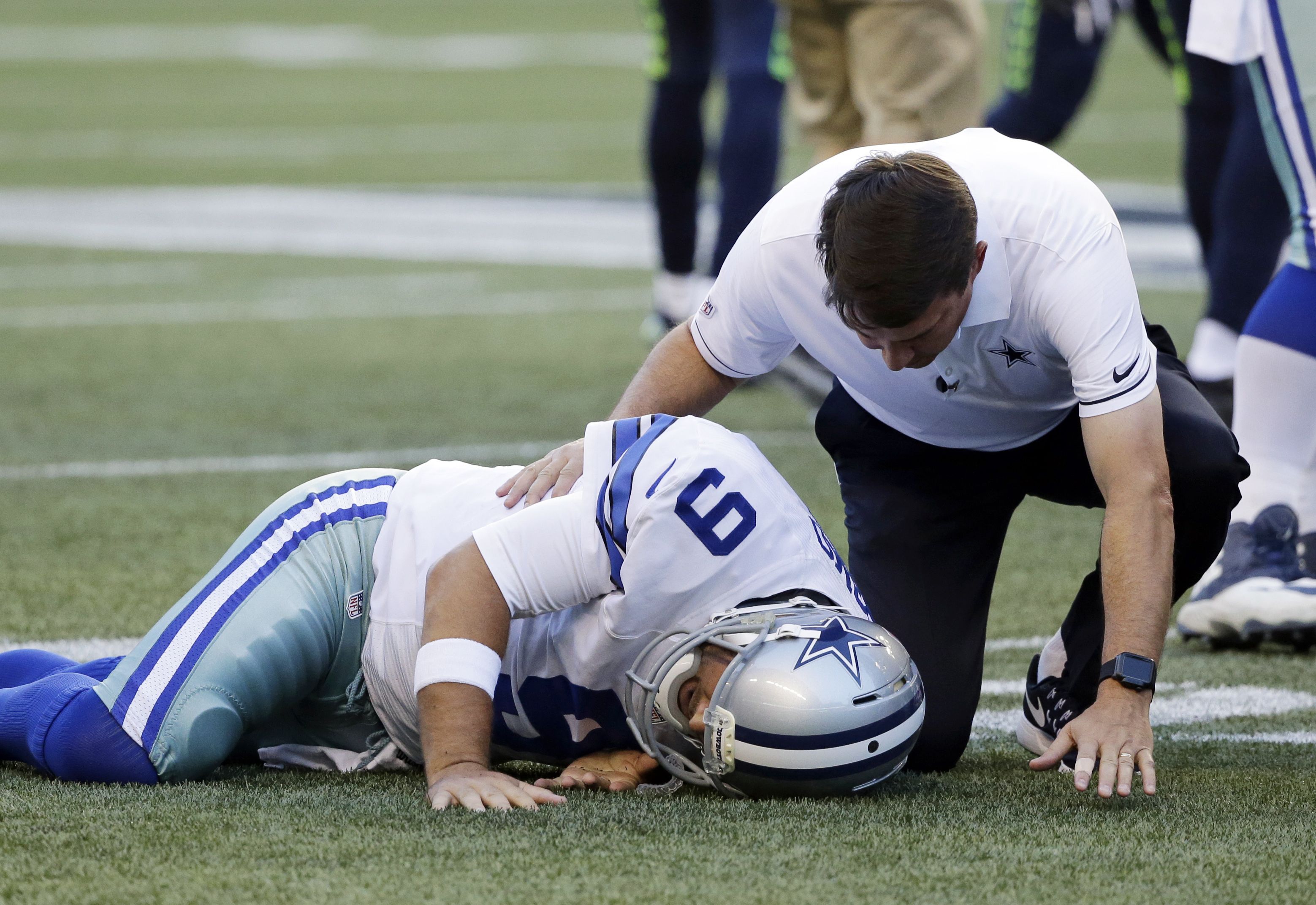 Tony Romo sale lesionado en juego de pretemporada