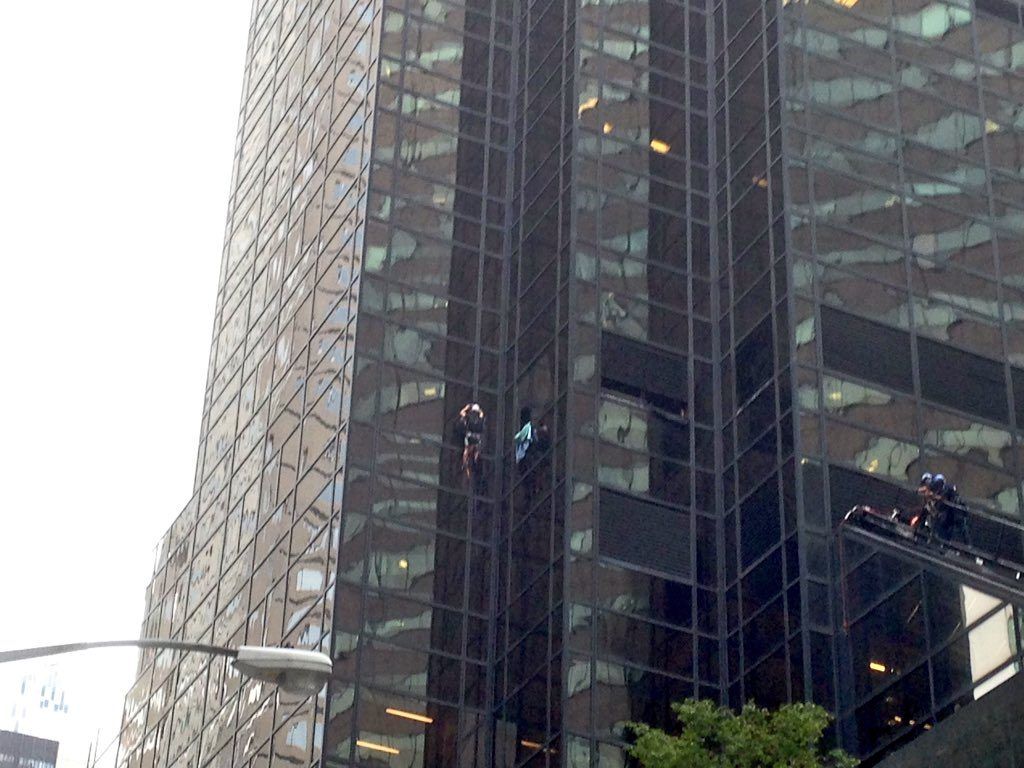Video: policía detiene a hombre que escalaba la Trump Tower sin arnés - Trump-tower-1024x768