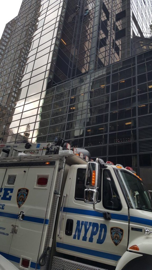 Video: policía detiene a hombre que escalaba la Trump Tower sin arnés - Trump-tower-14-576x1024