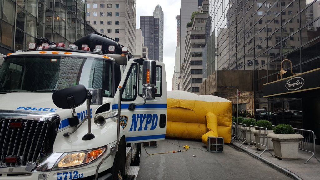 Video: policía detiene a hombre que escalaba la Trump Tower sin arnés - Trump-tower-17-1024x576