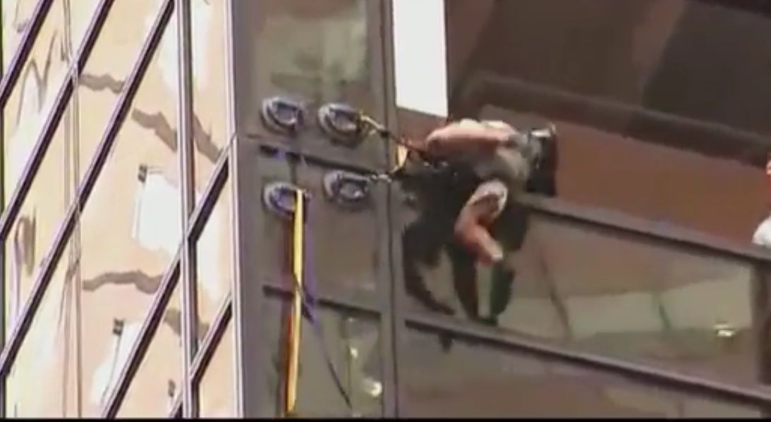 Video: policía detiene a hombre que escalaba la Trump Tower sin arnés