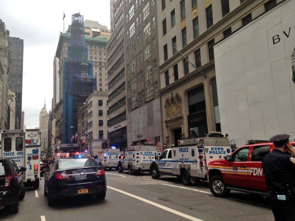 Video: policía detiene a hombre que escalaba la Trump Tower sin arnés - Trump-tower-2-1024x768