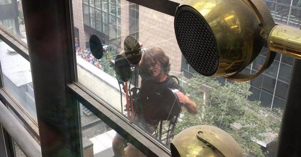 Video: policía detiene a hombre que escalaba la Trump Tower sin arnés - Trump-tower-6-1024x535