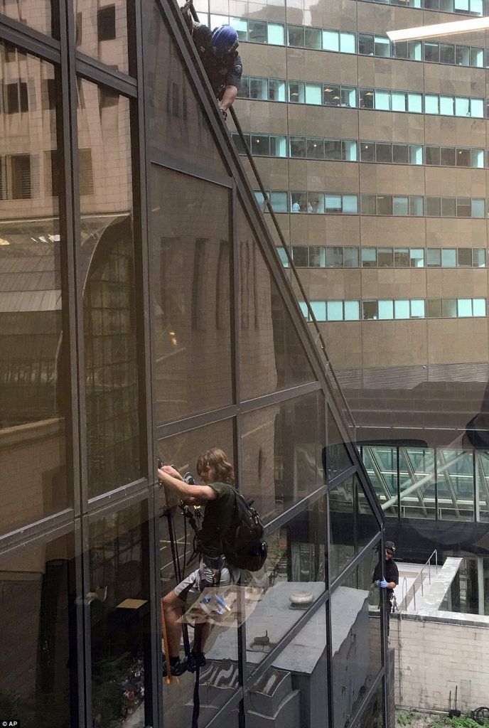 Video: policía detiene a hombre que escalaba la Trump Tower sin arnés - Trump-tower-9-688x1024