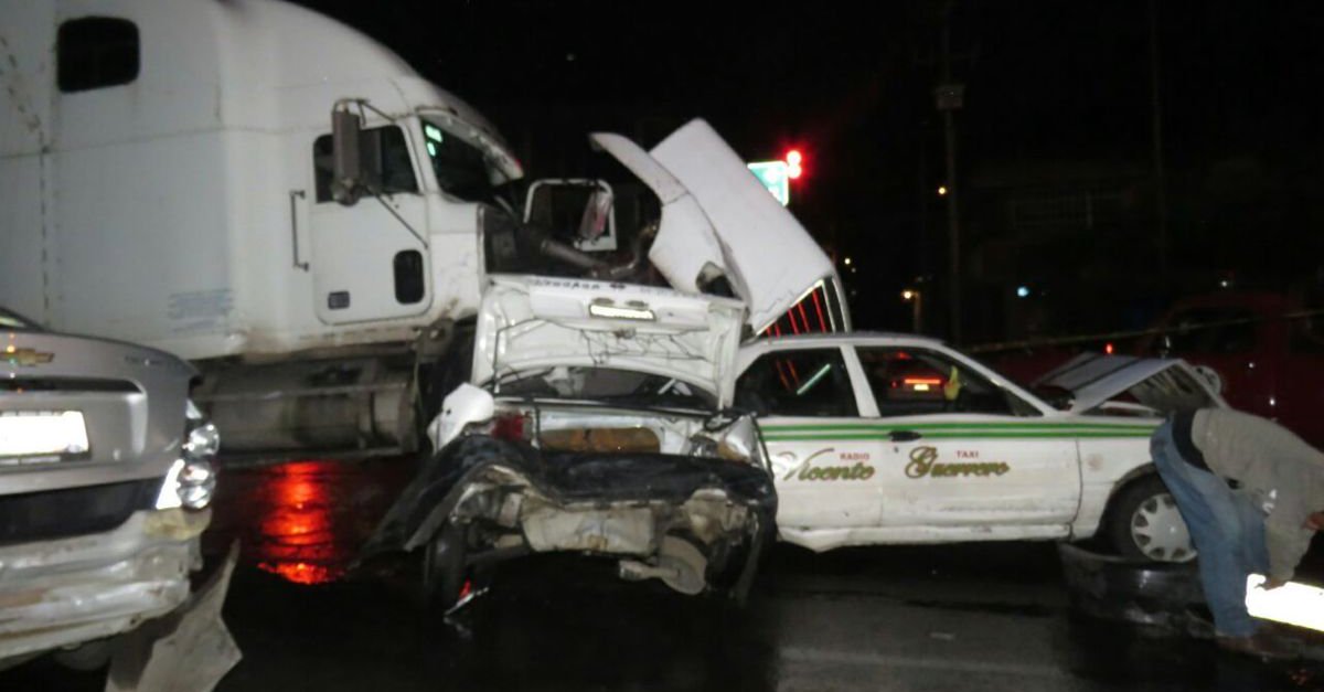 Al menos 15 lesionados por embestida de tráiler en Michoacán