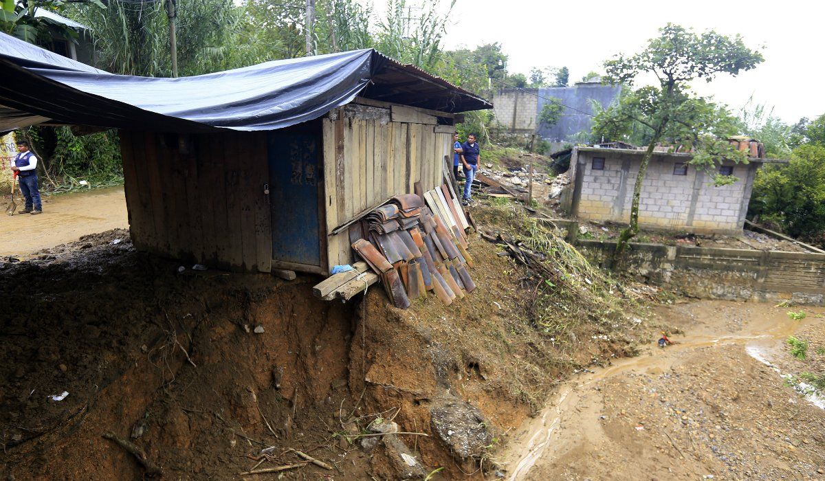 Suman 13 muertos y alerta de emergencia en 95 municipios en Veracruz por Earl