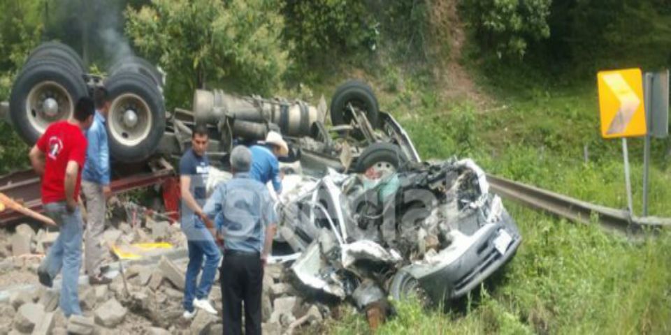 Tráiler aplasta camioneta y deja cuatro muertos