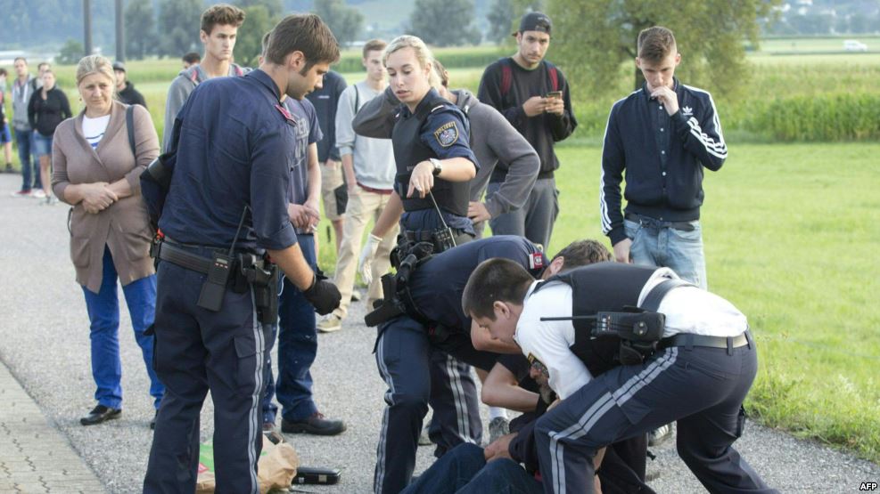 Hombre acuchilla a dos personas en un tren en Austria