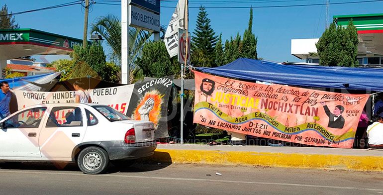 Maestros bloquean carreteras y se apoderan de camiones en Oaxaca