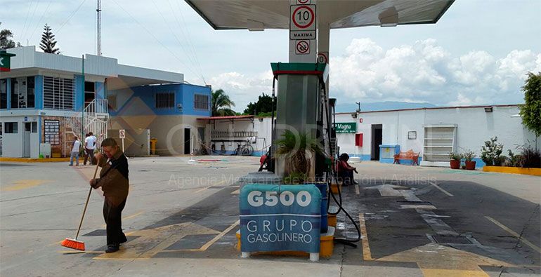 CNTE secuestra camiones y bloquea crucero del Aeropuerto de Oaxaca