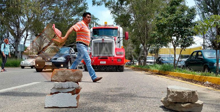 CNTE secuestra camiones y bloquea crucero del Aeropuerto de Oaxaca - aeropuerto1_ok2