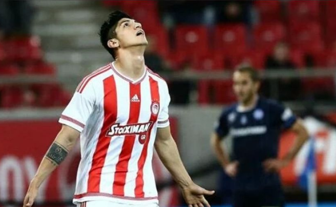 Alan Pulido y el Olympiacos quedan fuera de la Champions League