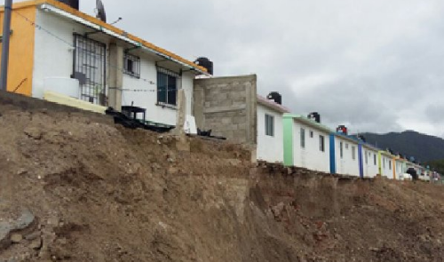 Evacuan 13 viviendas afectadas por alud en Chilpancingo