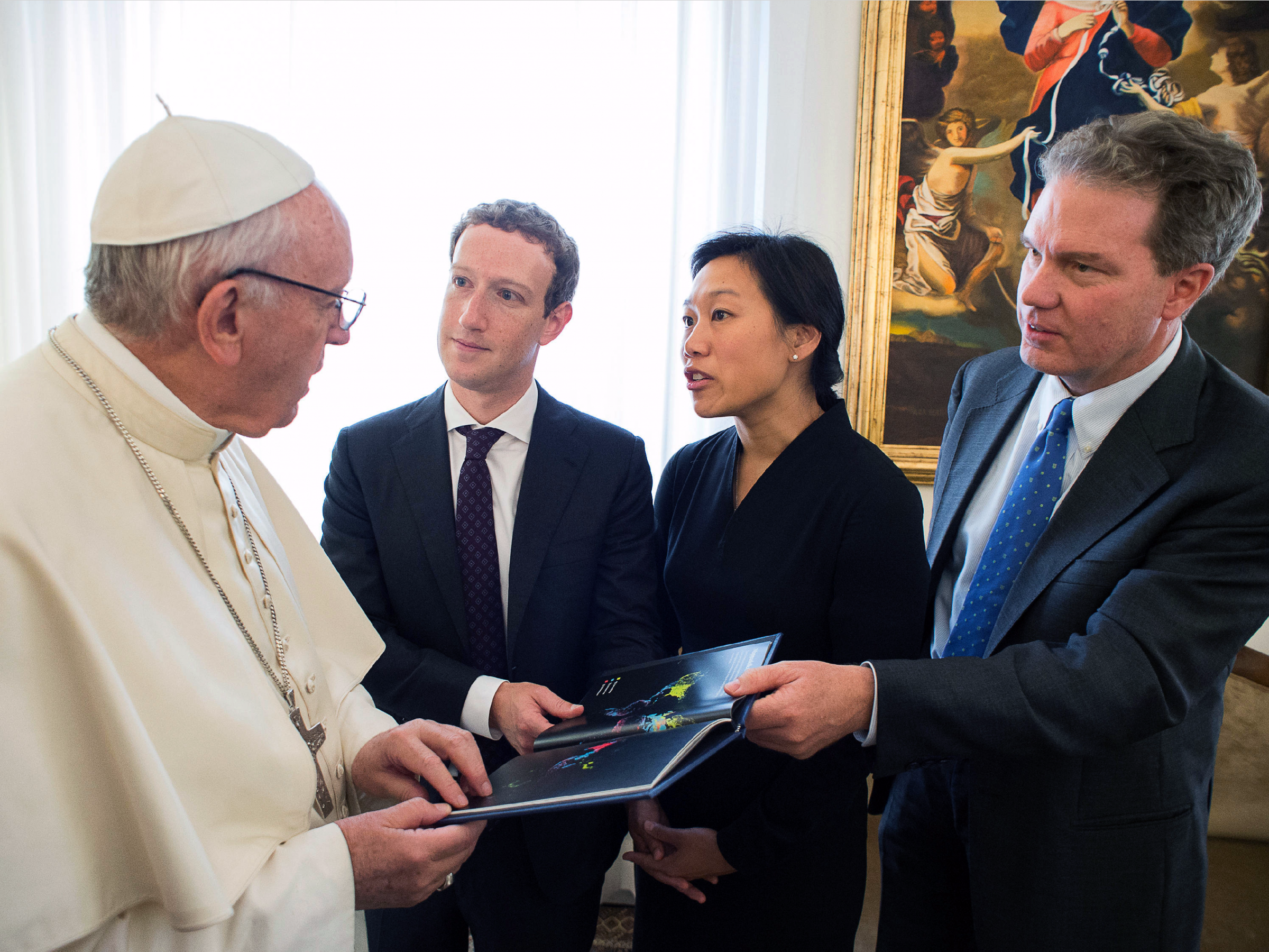 El regalo de Mark Zuckerbergal papa Francisco - ap_16242439986878