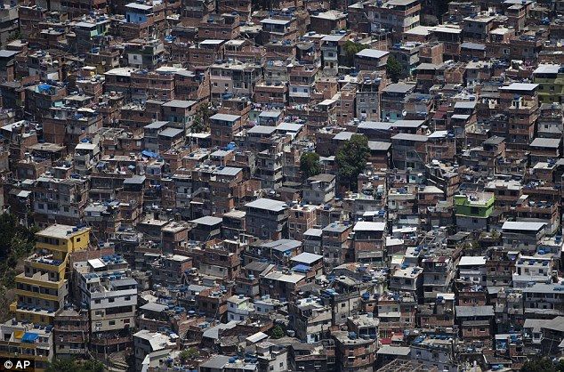 Disparan a dos policías y atacan autobús de periodistas en Río de Janeiro - article-0-16EAA206000005DC-156_634x418