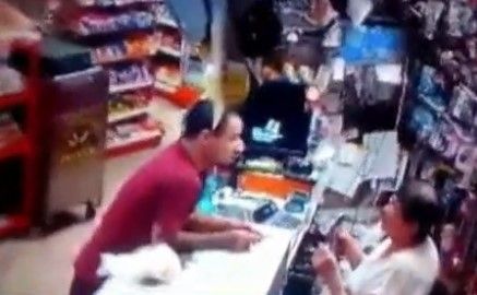 Video: joven agrede a encargada de tienda en Nuevo León