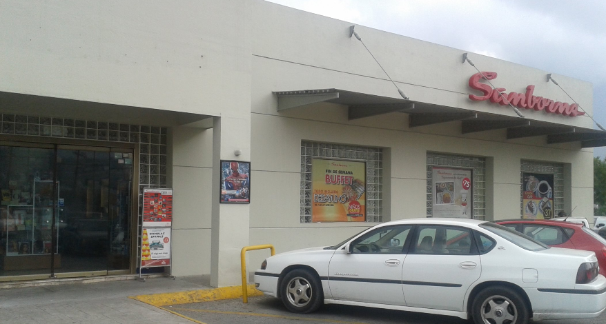 Asaltan tienda Sanborns en Monterrey