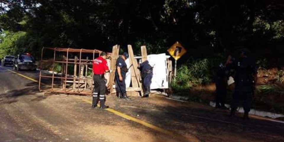 Asesinan a tres hombres en la Acapulco-Pinotepa