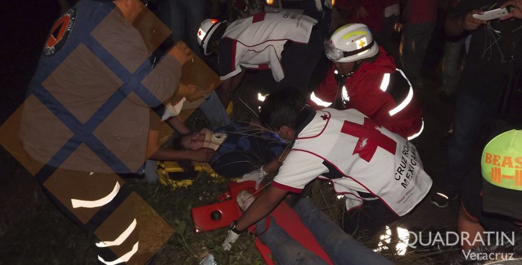 Desbarranca autobús en Veracruz. Hay 15 heridos - au-2-1024x521