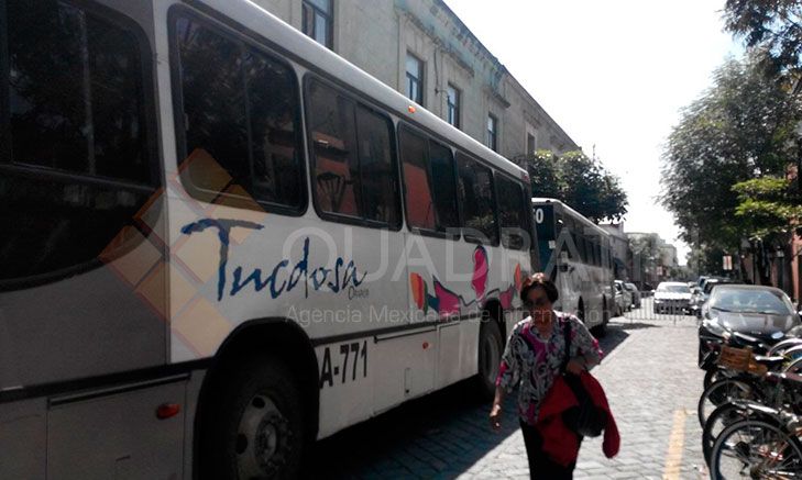 Maestros secuestran camiones en Oaxaca - aut_1