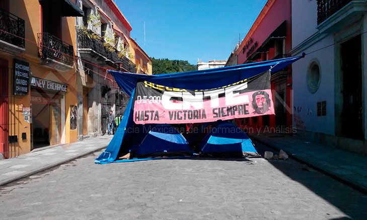 Maestros secuestran camiones en Oaxaca - aut_2