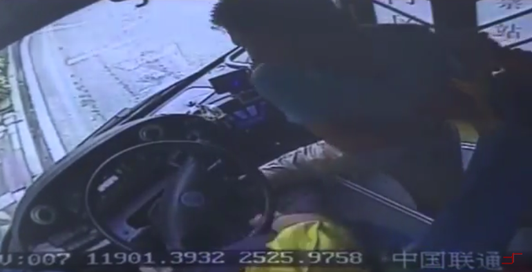 Video: conductor de autobús muere al volante en China - autobus-china-2