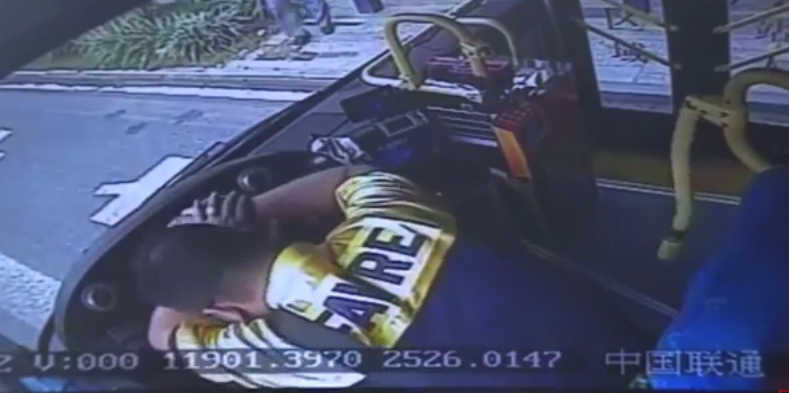 Video: conductor de autobús muere al volante en China