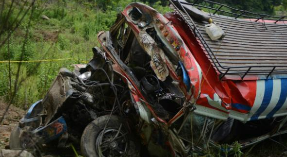 Desbarranca autobús en Nepal. Hay 33 muertos - autobus-nepal-3
