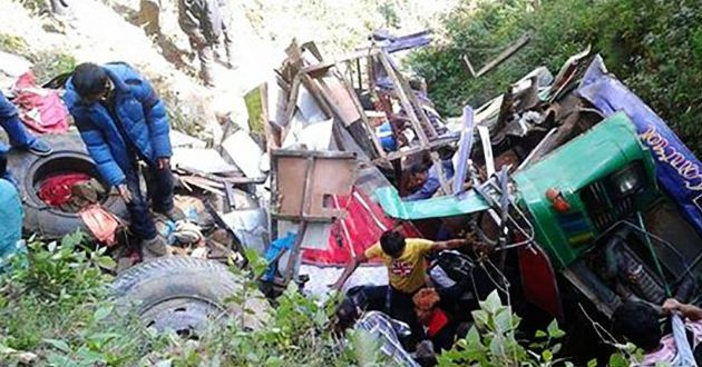 Desbarranca autobús en Nepal. Hay 33 muertos