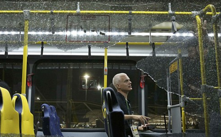 Autobús atacado en Río fue baleado: pasajeros - autobus-rio