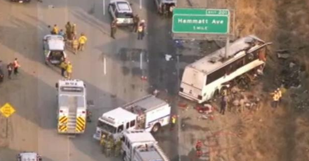 Choque en California de autobús que salió desde México deja 5 muertos - autobus